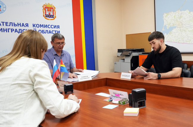 Сегодня в окружную избирательную комиссию Центрального одномандатного избирательного округа № 100 на выборах депутатов Государственной Думы документы для регистрации представил кандидат...