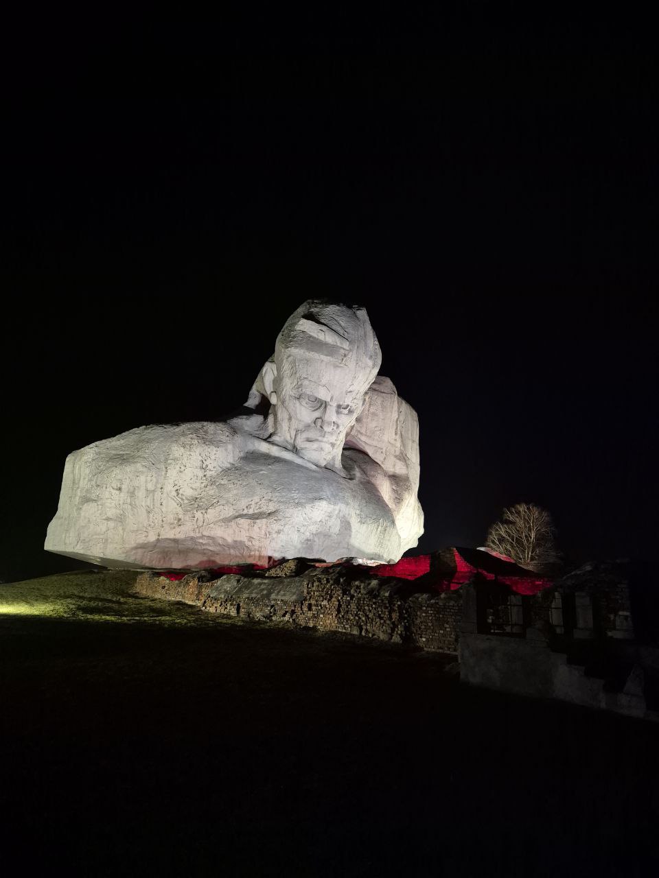 Международные наблюдатели Миссии СНГ в Брестской области посетили мемориальный комплекс «Брестская крепость-герой». Они возложили цветы к вечному огню