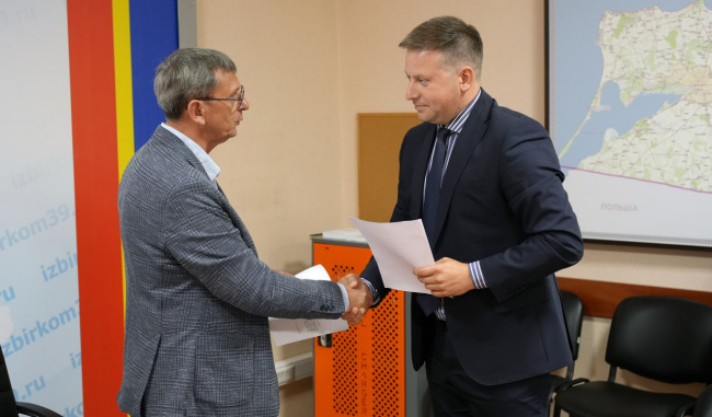 Евгений Мишин представил в Избирательную комиссию Калининградской области документы, необходимые на этапе выдвижения кандидата на выборах Губернатора Калининградской области